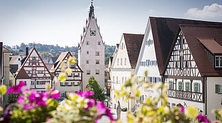 Aussicht vom Rathaus auf die Monheimer Wahrzeichen - Der Obere Torturm mit den Moserhäusern