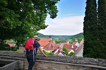 Wanderer am Wallfahrerweg in Greding