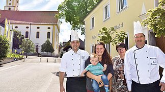 Kirche und Gasthaus bilden hier seit über 250 Jahren eine "Einheit". Die Familie Trollmann vor ihrem Gasthaus Zur Wallfahrt:  (von links) Alexander, Ben, Steffi, Helga und Paul. Im Hintergrund: Die Wallfahrtskirche Maria Brünnlein.