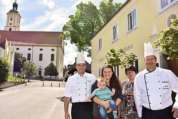 Außenansicht mit Familie Trollman