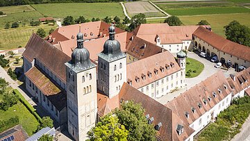 Kloster Plankstetten Das Kloster Plankstetten von oben mit der romanischen Kirche und den historischen Gebäuden, die sich vierseitig um den großen Kosterinnenhof stellen.
