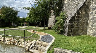 Der Barfußpfad liegt idyllisch im Wemdinger Stadtgraben.