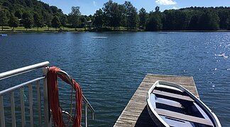 Ein Ruderboot auf dem Steg am Waldsee