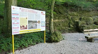 Eine Informationstafel vor dem Suevitsteinbruch