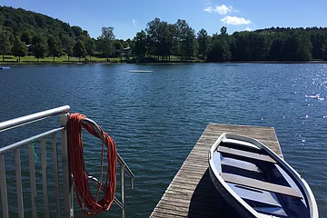 Ein Ruderboot auf dem Steg am Waldsee