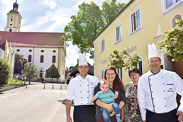 Kirche und Gasthaus bilden hier seit über 250 Jahren eine "Einheit". Die Familie Trollmann vor ihrem Gasthaus Zur Wallfahrt:  (von links) Alexander, Ben, Steffi, Helga und Paul. Im Hintergrund: Die Wallfahrtskirche Maria Brünnlein.