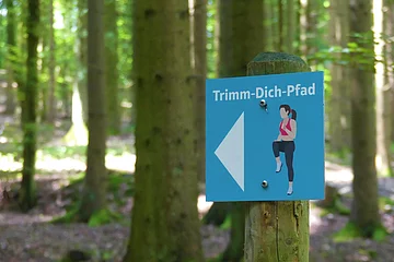 Wegweiser auf dem Trimm-dich-pfad
