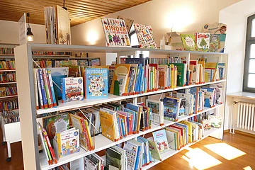 Bücherregal der Bücherei Wemding