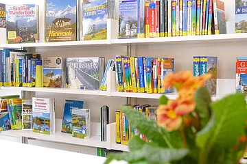 Bücherregal der Wemdinger Bücherei