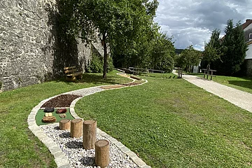 Der Barfußpfad liegt idyllisch im Stadtgraben Wemding.
