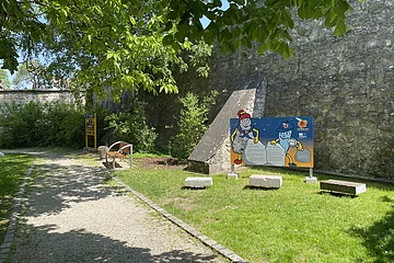 Die Kinder Erlebnisstation im Stadtgraben mit Informationstafel