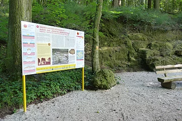 Eine Informationstafel vor dem Suevitsteinbruch