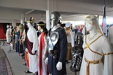 Impressionen aus dem Figurenkabinett, Kunstmuseum Das Figurenkabinett im Kunstmuseum mit Schaufensterpuppen, die verschiedene Kostüme tragen.