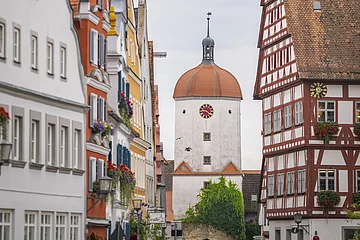 Blick auf die Häuser in der Altstadt Oettingen und auf das im Bild mittig liegende Tor.