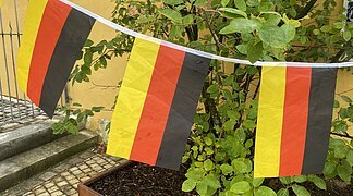 Eine Girlande aus Deutschlandflaggen