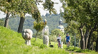 Radfahrer am Skulpturenweg in Wemding