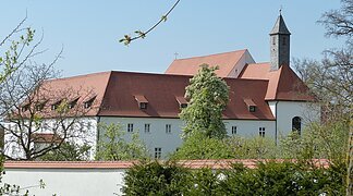 Karmelitinnenkloster von außen an einem sonnigen Tag