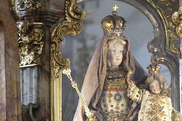 Wallfahrtsbasilika Maria Brünnlein Marienfigur in der Wallfahrtsbasilika mit dem Jesukind.