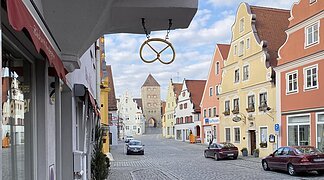 Blick in die Wallfahrtsstraße an den Eingang einer Bäckerei.