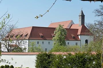 Karmelitinnenkloster von außen an einem sonnigen Tag