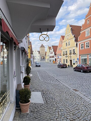 Blick in die Wallfahrtsstraße an den Eingang einer Bäckerei.