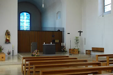 Karmelitinnenkloster von innen mit Sitzbänken und Blick in den Altarraum.