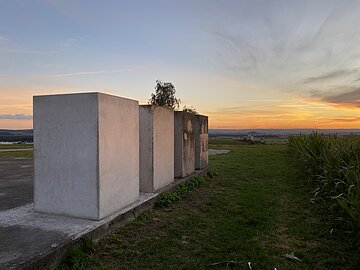 Zeitpyramide Wemding Vier Quadersteine der Zeitpyramide mit Blick auf einen Sonnenuntergang.