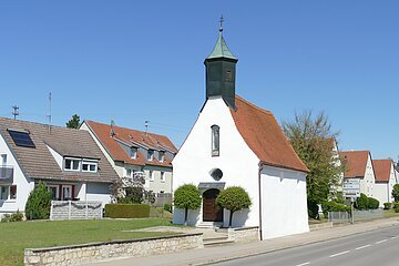 Leonhardkapelle Die Leonhardkapelle vom Straßenrand aus an einen sonnigen Tag.
