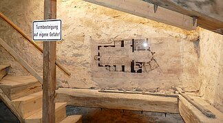 Der Kirchturm St. Emmeram von innen mit einem Schild "Besteigung auf eigene Gefahr"