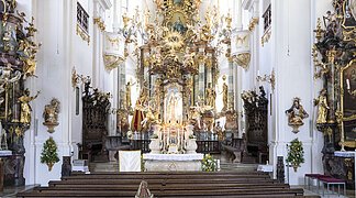 Innenraum mit Stuckdecke der Wallfahrtsbasilika Maria Brünnlein.