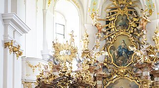 Altar der Wallfahrtsbasilika Maria Brünnlein in Wemding.