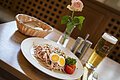 Wurstsalat mit Bier und Brot beim Gasthof Zur Ente.