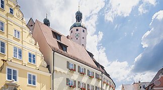 Das Verwaltungsgebäude in Wemding von außen aus der Sicht des Marktplatzes.