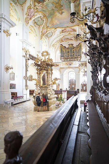 Ein Pärchen nimmt sich Weihwasser am Brunnenaltar in der Wallfahrtsbasilika Maria Brünnlein mit.