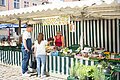 Ein Paar kauft am Wochenmarkt in Wemding bei einem Verkaufsstand ein.