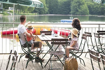 Eine Familie macht eine kleine Pause auf der Seeterrasse.