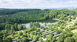 Luftansicht vom Campingplatz und Waldsee in Wemding.