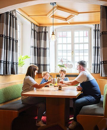 AKZENT Hotel Meerfräulein Wemding Eine Familie macht eine kurze Pause mit Getränken beim AKZENT Hotel Meerfräulein in Wemding.