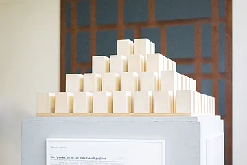 Das fertige Modell der Zeitpyramide im KunstMuseum Donau-Ries.