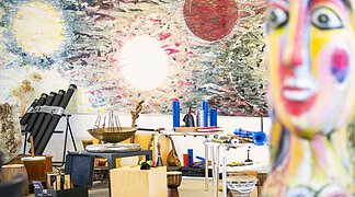 Musikalischer Raum mit künstlerischen Werken im Hintergrund im KunstMuseum Donau-Ries.