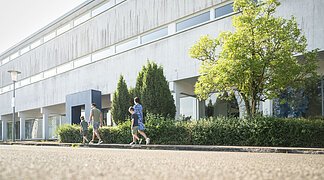 Eine Familie ist auf dem Weg zu einer Führung im KunstMuseum.