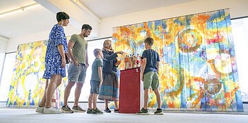 KunstMuseum Donau-Ries Eine Familie sieht sich im KunstMuseum ein Kunstwerk an.