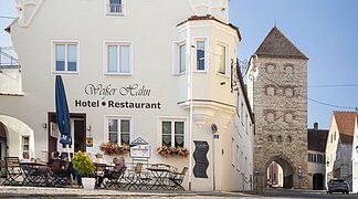 Blick auf das Landhotel Weißer Hahn von außen.