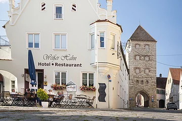 Blick auf das Landhotel Weißer Hahn von außen.