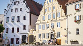 Blick auf das historische Rathaus in Wemding aus der Sicht des Marktplatzes.