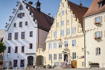 Blick auf das historische Rathaus in Wemding aus der Sicht des Marktplatzes.