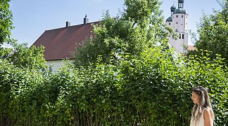 Eine Mutter spielt mit ihren beiden Kindern auf dem Bocciafeld im Johannisgraben.