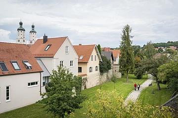 Ein Pärchen macht einen Spaziergang durch den Kreuzgraben.