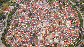 Ein Luftbild der Stadt Wemding an einem sonnigen klaren Tag.