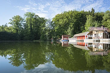 Weiter Blick auf das Freibad Waldsee.